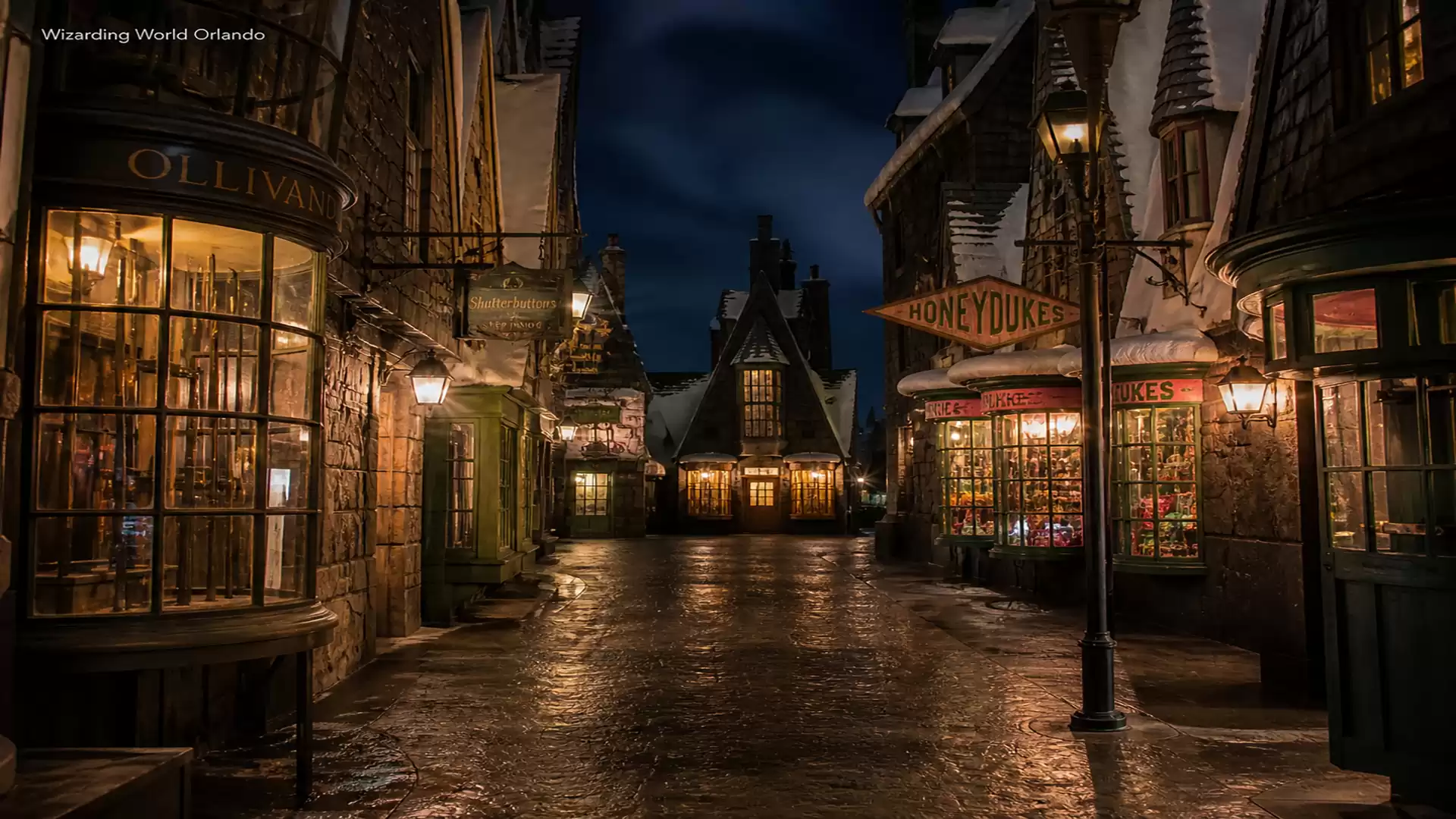 Image of an atmospherically lit street in a fictional magical village at night, with old half-timbered houses and shop windows on both sides.