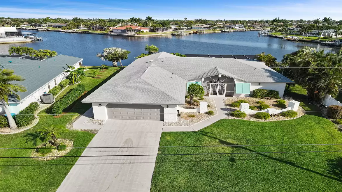 Villa Amazing - Aerial view of a modern single-family home with a well-kept garden, located directly by the water.
