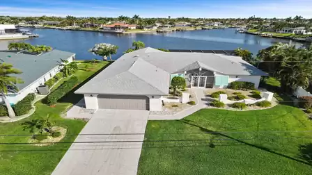 Villa Amazing - Aerial view of a modern single-family home with a well-kept garden, located directly by the water.