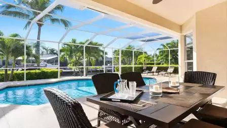 Breakfast or dinner with a view of the pool and the canal. WOW