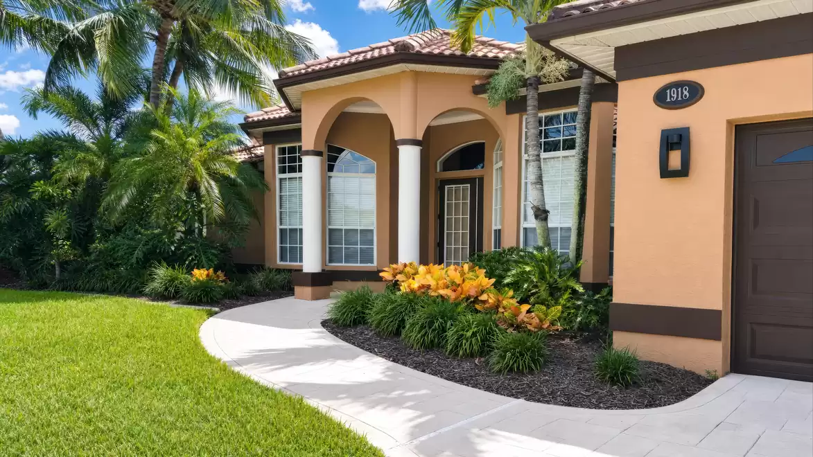 Beautifully planted entrance area of the Villa Tropical Hideaway