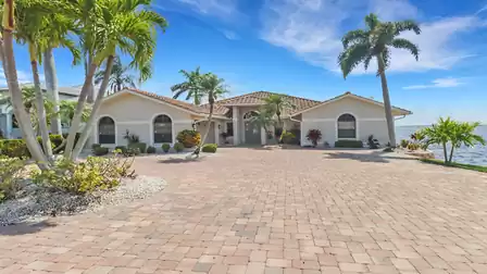 The name says it all - Villa River Dream is a dream home right on the Caloosahatchee River