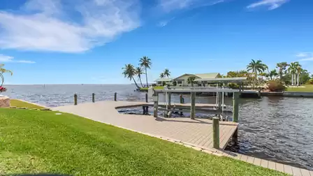 Moor your rental boat right here on the separately rentable lift at the large boat dock
