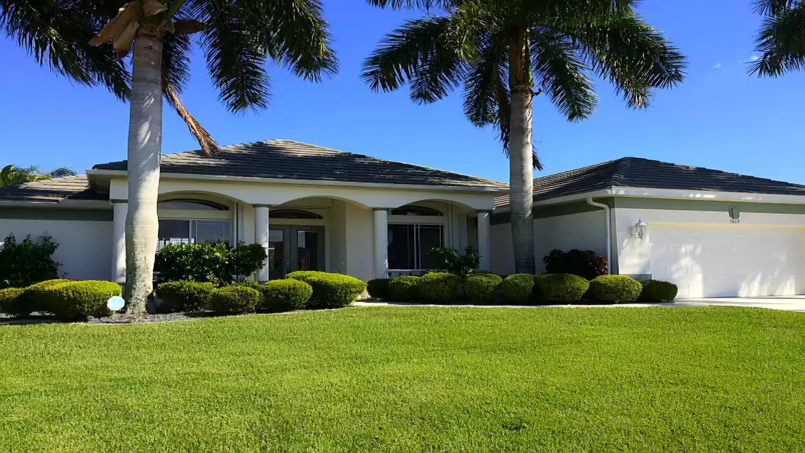 Contemporary vacation home with prime location on a sailboat canal in SW Cape Coal: Villa La Lumita