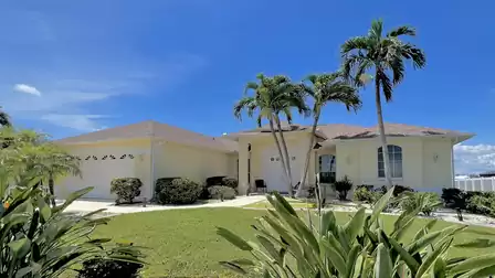 Impressive driveway to Villa Blue Lake with tropical garden