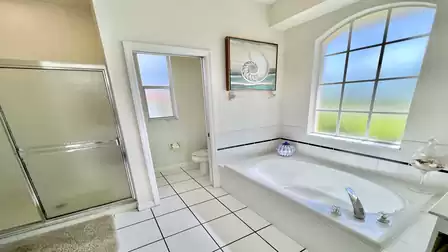 Bathtub or shower after all? Villa Blue Lake offers both