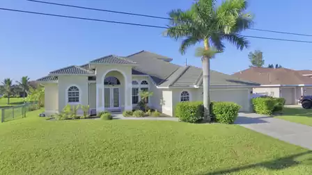 Surrounded by palm trees: Villa Darinka in SW Cape Coral
