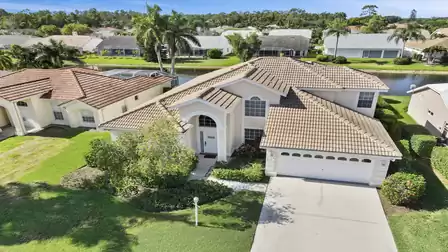 Attractive vacation home in the gated “Crown Point” community in Naples