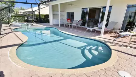 Plenty of sunshine on the pool area thanks to the southern exposure