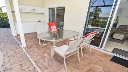 Outdoor dining is definitely part of the Florida lifestyle