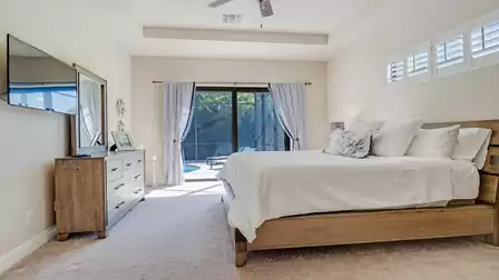 Bedroom with direct access to the pool