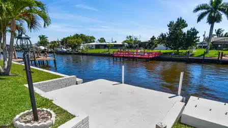 Sunbathing, fishing or mooring your rental boat, everything is possible
