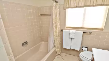 The guest bathroom has a so-called shower tray (bath and shower in one)
