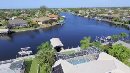 The villa is centrally located on the canal