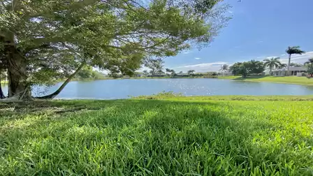 Here you can sit in the shade and enjoy the view of the lake.