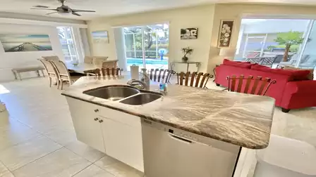 The open-plan living concept combines the kitchen, dining area and living room