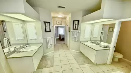 In this bathroom, the two of you can comfortably brush your teeth in the morning 