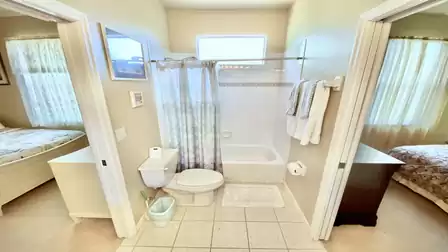 Jack & Jill bathroom with sink, shower/bathtub and WC 
