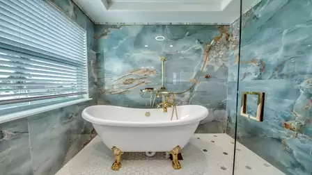 Pamper yourself with a bubble bath in the epochal bathtub on 4 feet