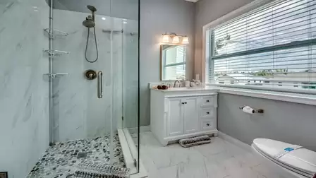 Guest bathroom belonging to Doris Day Suite