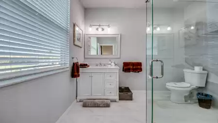 Here again a modern bathroom with walk-in shower