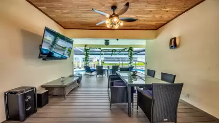 Covered terrace with table for 8 persons