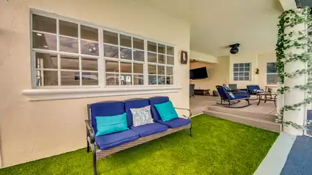 Cozy garden lounge for three
