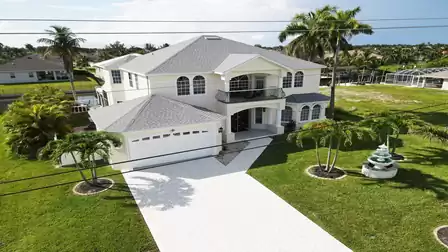 Another view of the Villa Golden Globe