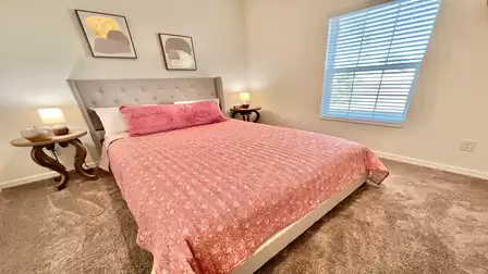 Elegantes Schlafzimmer mit stilvollem Design
