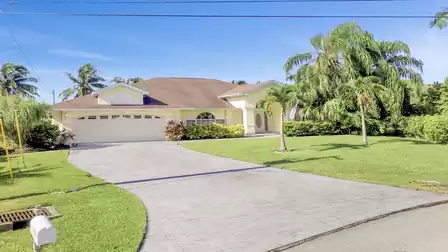 Surrounded by a tropical garden, Villa Daria in the south-west of Cape Coral