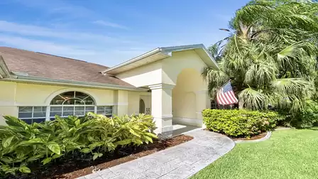 The entrance area welcomes you with fresh, well-tended greenery