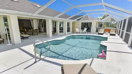 Relax in the spa or swim in the pool - both are possible