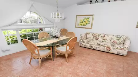 Have breakfast at the cozy dining table with a view of the front garden