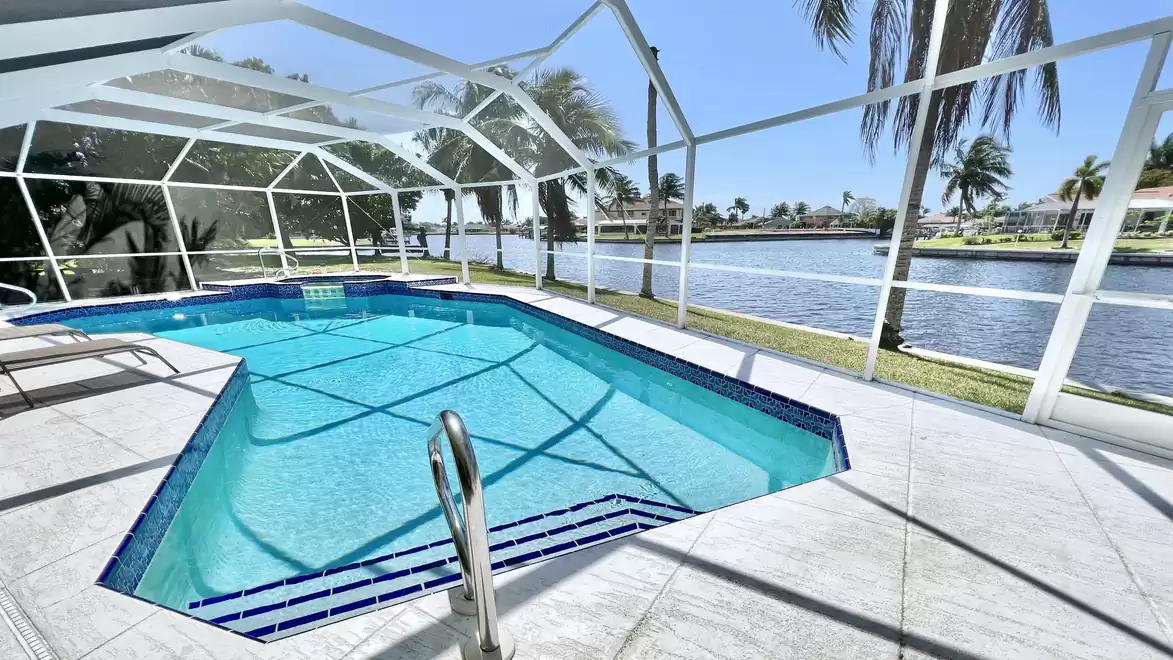 The pool and whirlpool integrated into the terrace offer a wonderful view of the canal