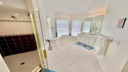 The bathroom offers plenty of space and a walk-in shower ensures a comfortable body feeling