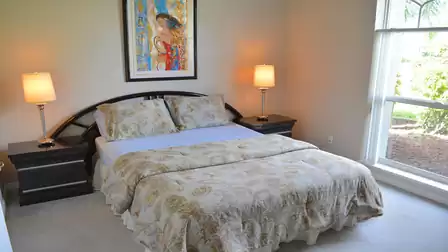 Queen size bed in 2nd bedroom
