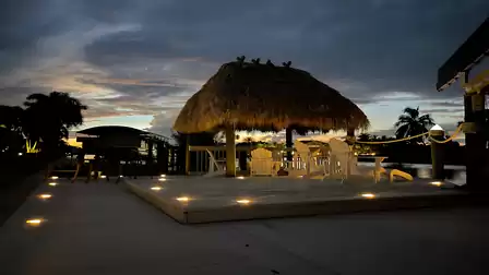 Evening atmosphere under the tiki hat