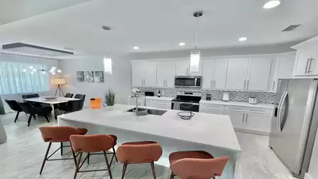 You can also grab a quick bite to eat at the large kitchen island
