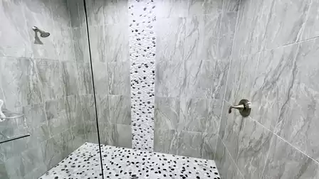 Harmoniously coordinated tile colors in the glazed shower