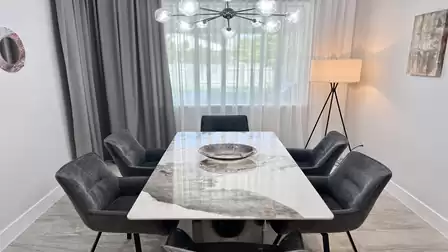 Up to 6 people can enjoy a good meal here