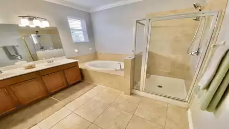 Two sinks, bathtub and shower - everything available