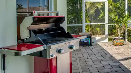 The modern barbecue area on Villa Donatella’s terrace invites you to enjoy sociable BBQ evenings under the palm trees.