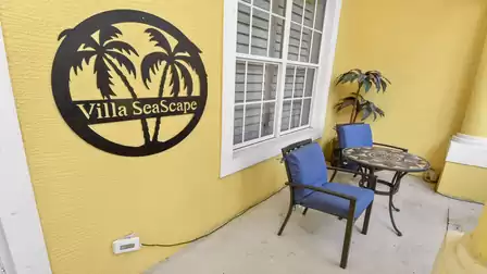 A quiet spot in front of the house - ready for a talk with the neighbor
