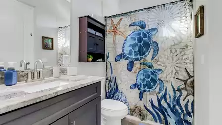 The bathroom impresses with its maritime ambience