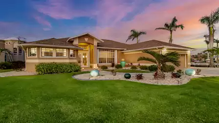 A well-tended tropical garden surrounds the Villa Caribbean Flair