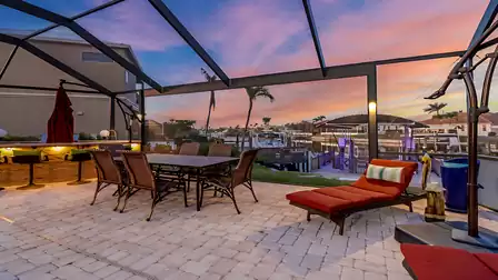The dining table for 6 people on the outdoor terrace invites you to dine