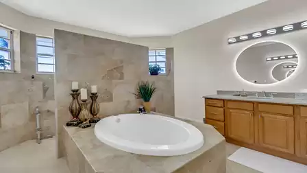 This bathtub is the perfect place to relax. All that's missing is a glass of champagne