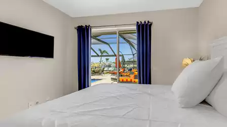 What could be nicer than being able to jump straight from bed into the pool