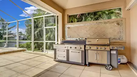 The summer kitchen with gas barbecue ensures pure joie de vivre