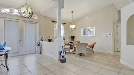 Entrance area of the Colorful Season vacation villa in Florida - Elegant reception area with natural light and high-quality furnishings